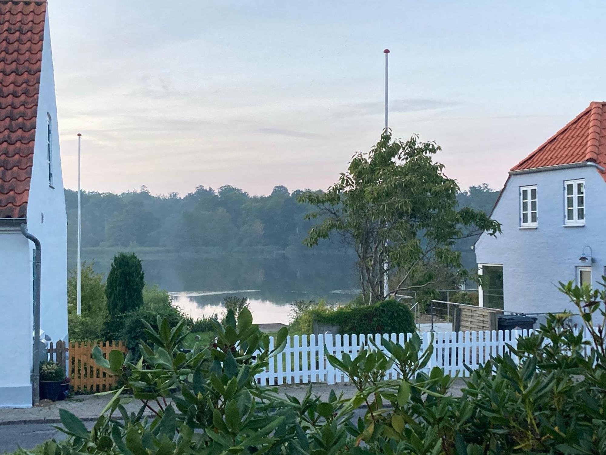 Den Gamle Skomager Hytte Ved Slotssoen Gråsten Exterior foto
