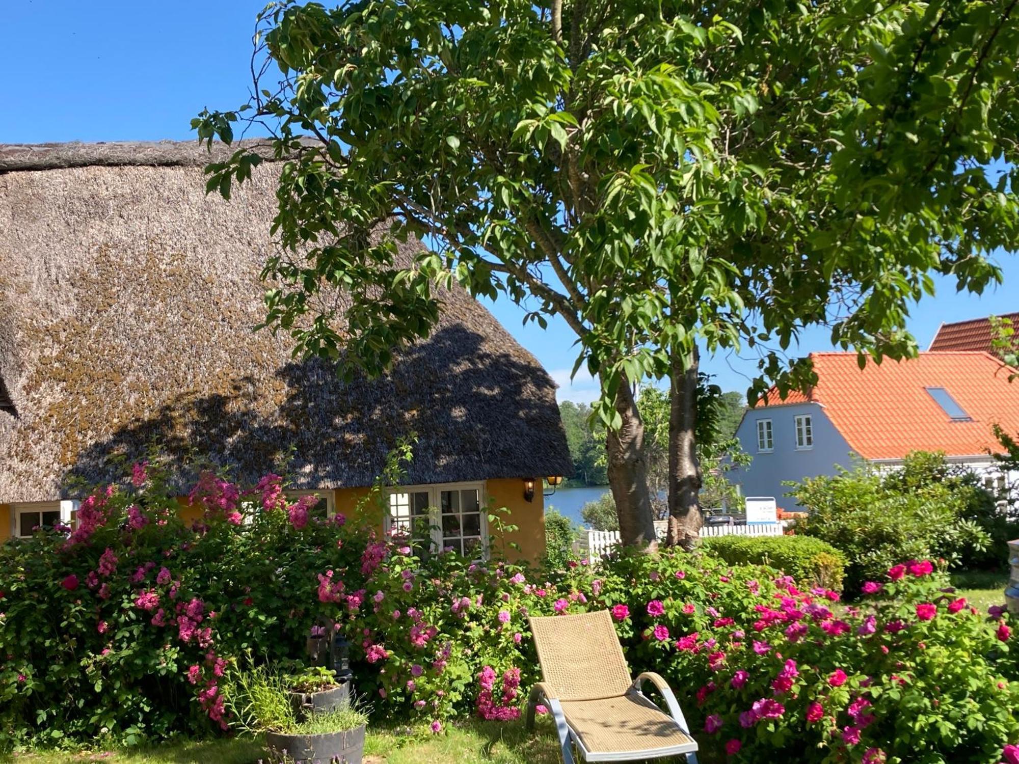Den Gamle Skomager Hytte Ved Slotssoen Gråsten Exterior foto